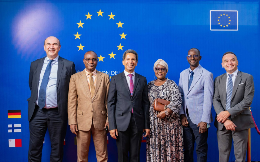 Ambassadeur UE + personnel délégation UE