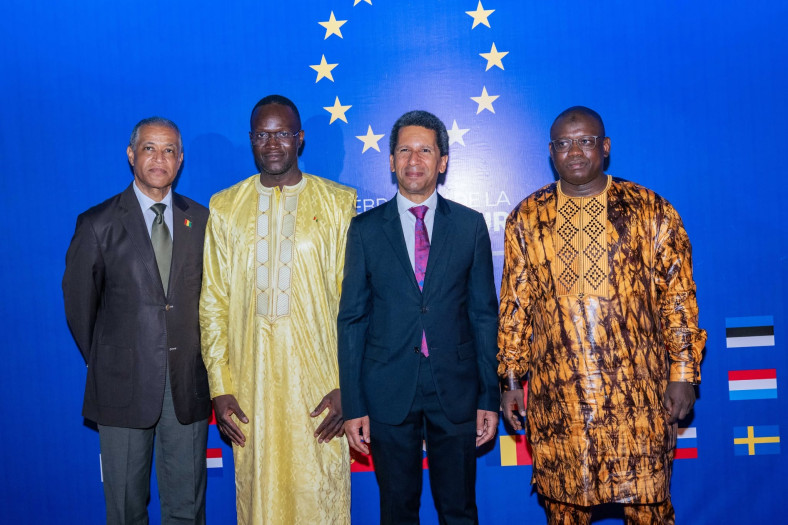 Autorités guinéennes avec l'ambassadeur UE