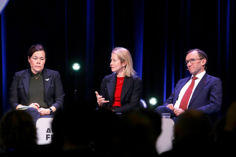Vivian Motzfeldt, Kaja Kallas og Espen Barth Eide under en paneldiskusjon