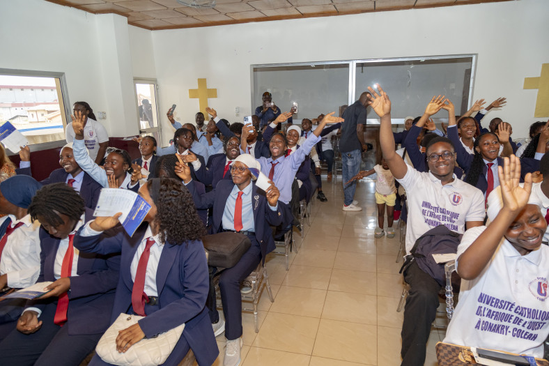 Etudiants chantant