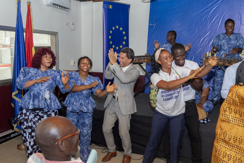 Ambassadeur UE entre les danseuses de la compagnie