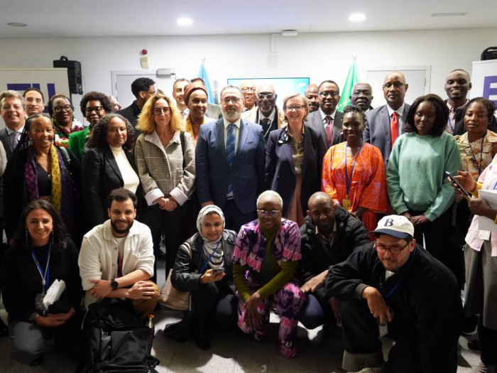 Group photo of 30 exhibition-goers. 