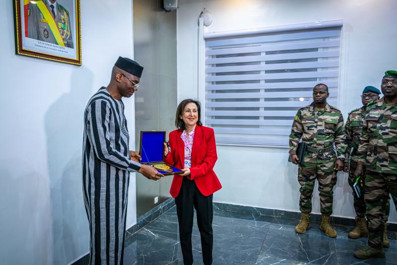 Spanish MOD receives commemorative plaque, Mali