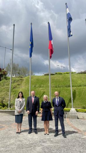 Ceremonia de Izamiento de las Banderas de la Unión Europea y Francia