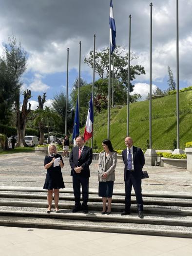 Ceremonia de Izamiento de las Banderas Unión Europea y Francia