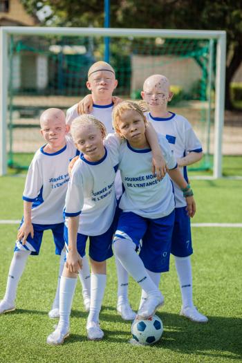 Jeunes enfants albinos en maillot de foot personnalisé UE