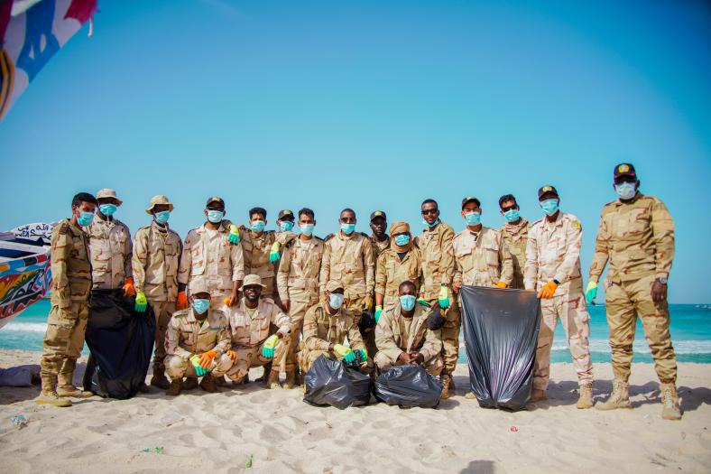 EU Beach Clean-up Mauritanie 2024 - Garde-Cotes en équipe