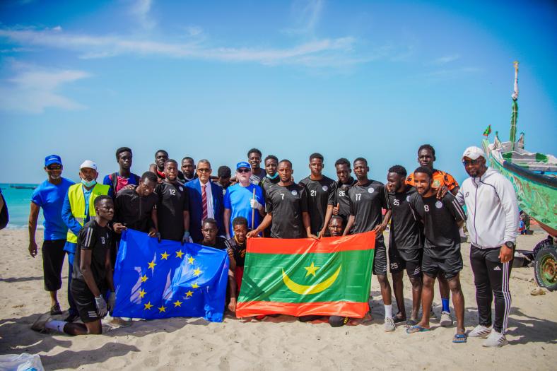 EU Beach Clean-up Mauritanie 2024 - Les drapeaux de l'UE et la Mauritanie