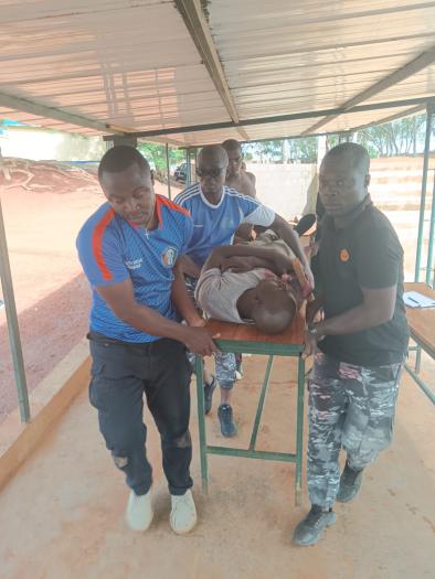 Trainees simulate evacuation with a patient on a trolley. 