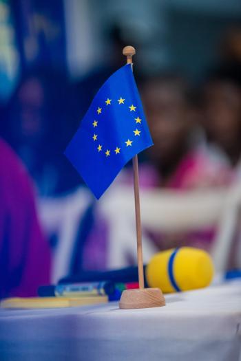Drapeau européen à côté d'un micro