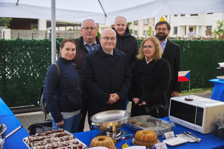 Czech colleagues treating guests of Europe Day event in Minsk to national specialties, 7 May 2025