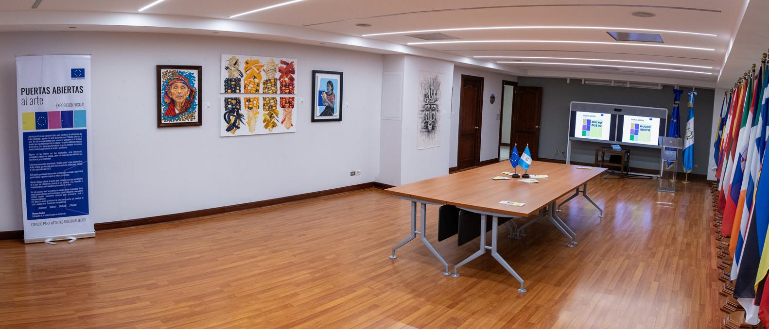 Pasillo de la Delegación de la UE en Guatemala con obras de los artistas guatemaltecos