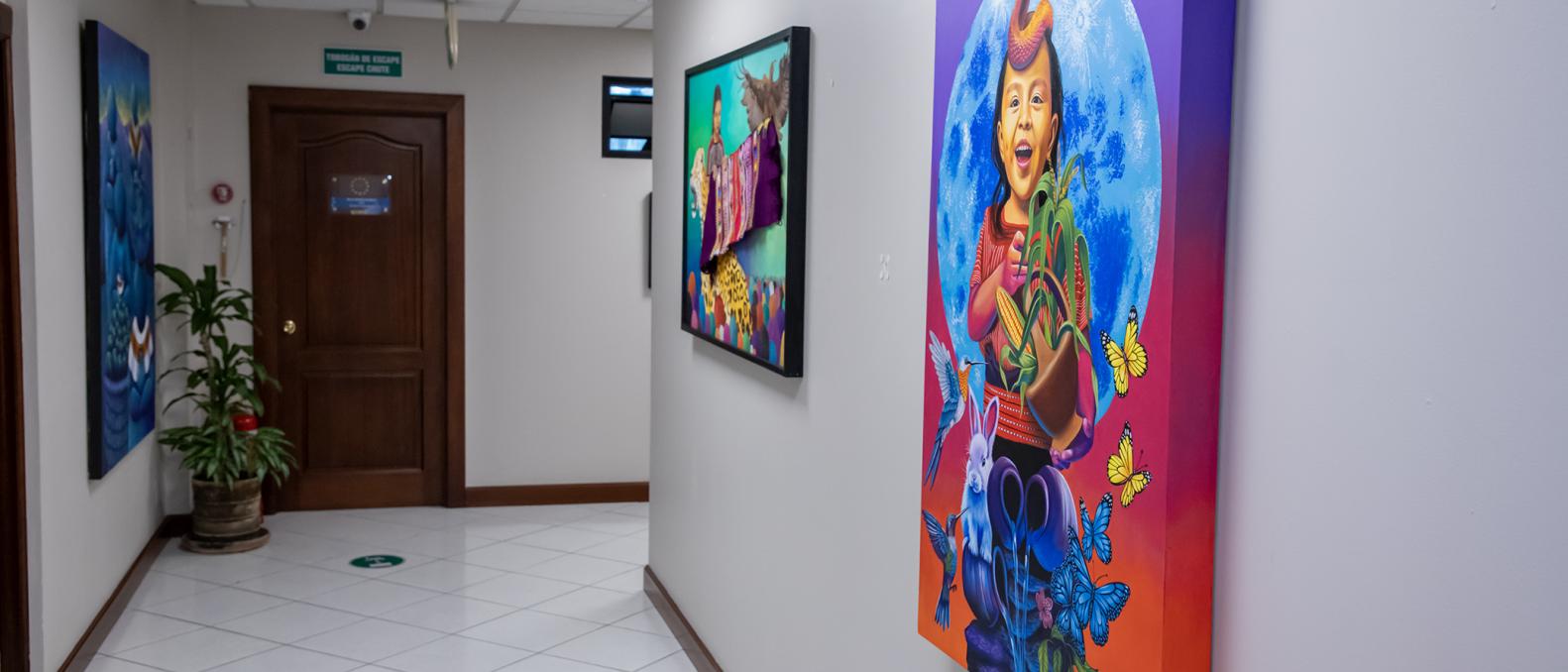 Pasillo de la Delegación de la UE en Guatemala con obras de los artistas guatemaltecos