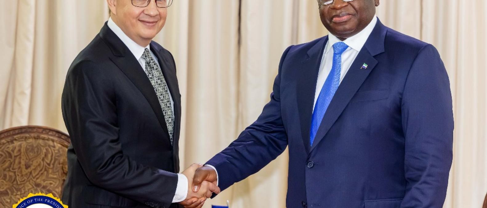 Ambassador Jankowski in warm handshake with President Bio