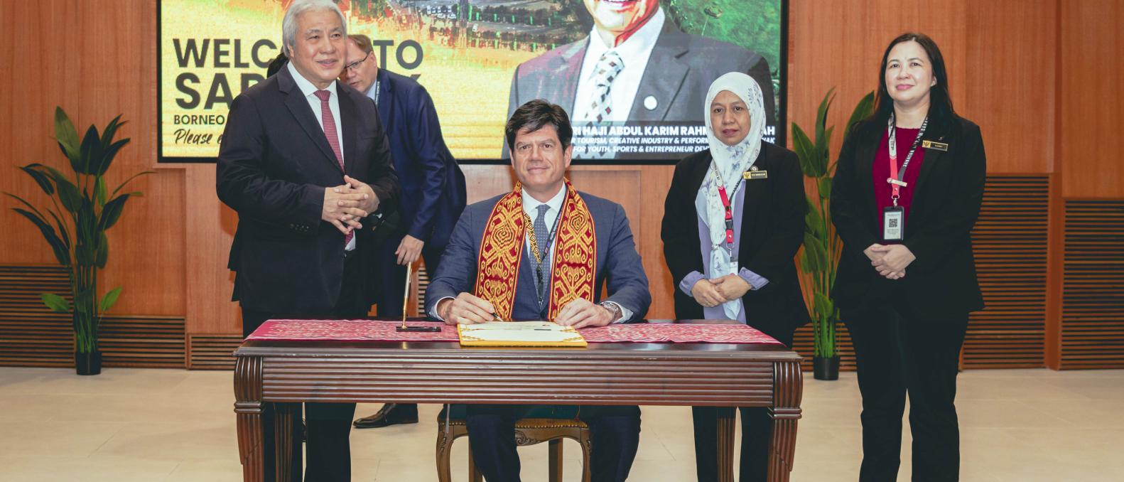 Ambassador Rokas signing the visitors book at the Borneo Cultures Museum