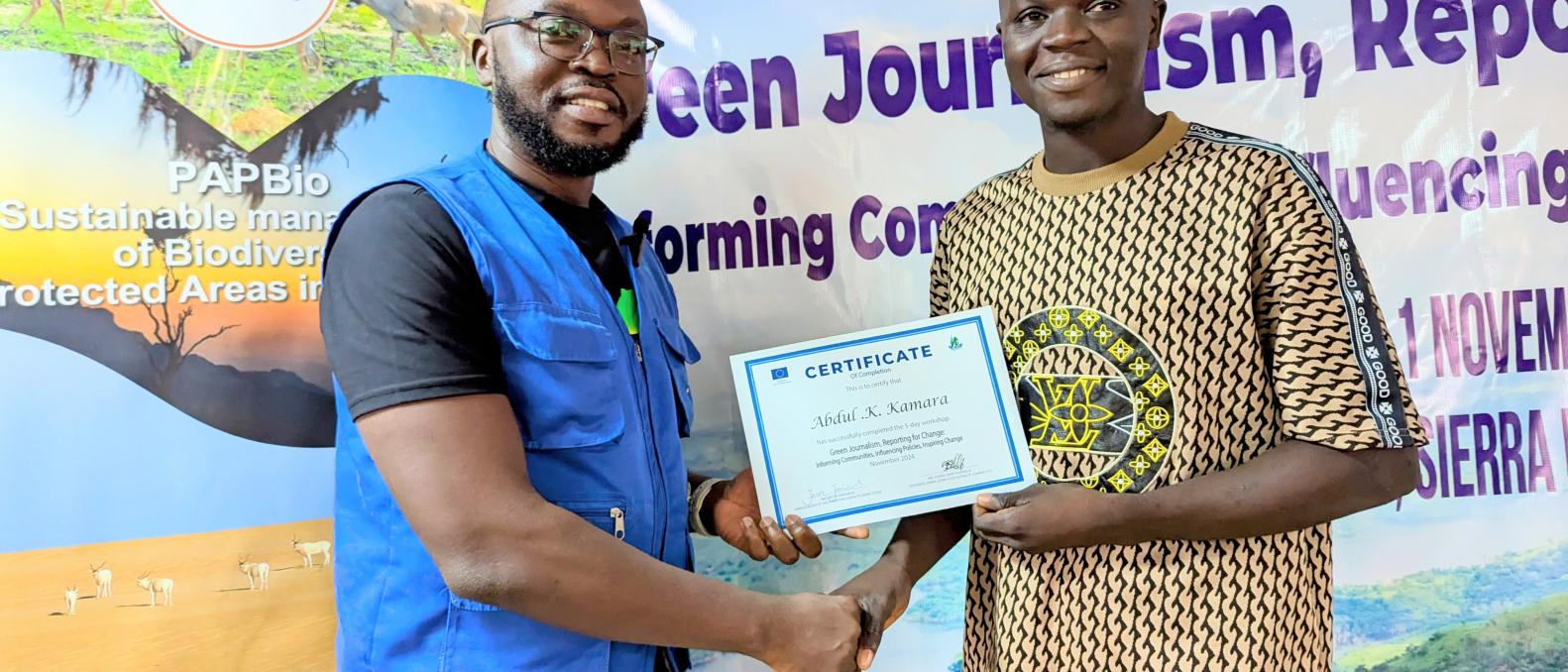  EU Representative presents a certificate to a Journalists