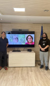 Imagen de seis estudiantes venezolanos junto a representantes de la Unión Europea en Venezuela