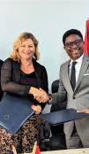 L'Ambassadrice de l'UE en Guinée serrant la main du ministre de l'Enseigement technique