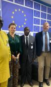 Mme l'Ambassadeur de l'UE entouré des membres d'ONG