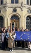 Praktikanter from de europeiske ambassadene i Oslo utenfor Stortinget
