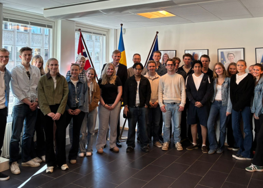 Gruppebilde Ambassadør Nicolas de la Grandville og Kristelig Gymnasium