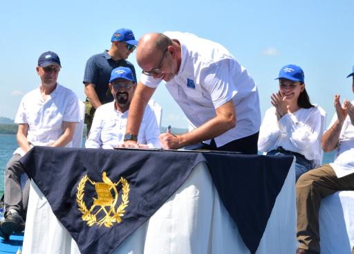 Firma simbólica Embajador Thomas Peyker