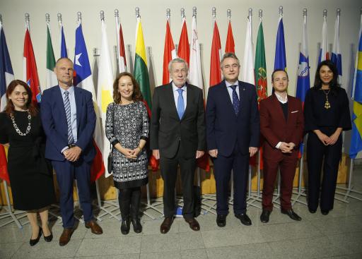 Grupo saludo con canciller