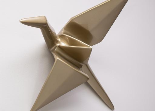 Obra: Grullas de Origami, Dorado - Autor: Rodolfo Guevara - Exposición Más allá del mural