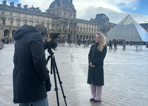 Photo session before visiting Louvre, Paris