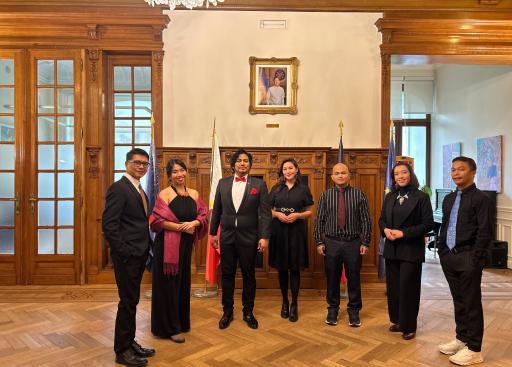 Coro Filippino performers
