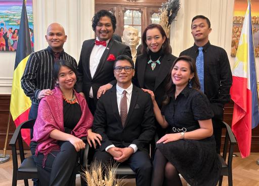 Coro Filippino performers