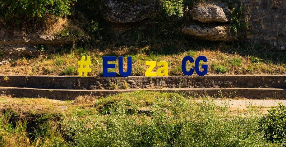Wooden Sign on a hill: #EUzaCG
