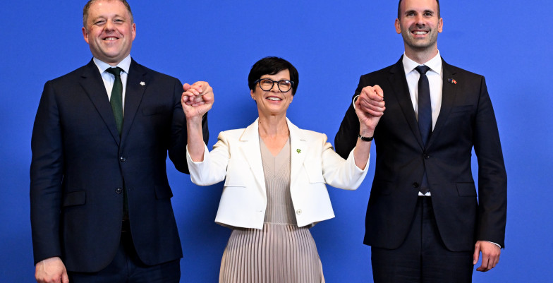 Thomas Byrne, Marta Kos and Milojko Spajić holding hands