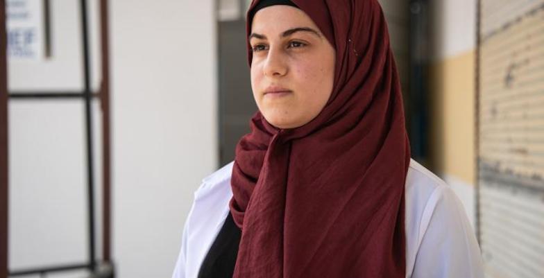 A Syrian girl supports disabled people in Türkiye