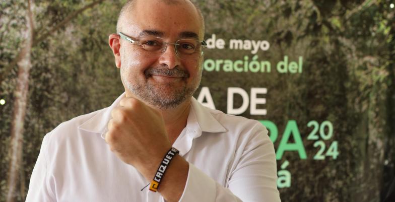 Embajador Gilles Bertrand recibe manillas de compromiso de juventudes con el clima y la energía