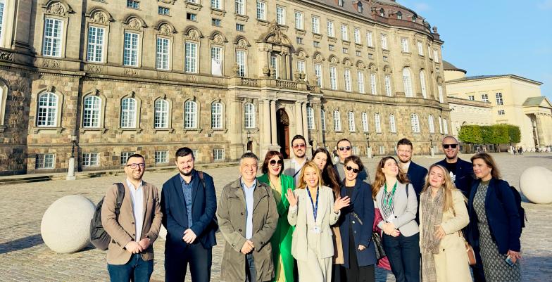 Whole group in front of Borgen 
