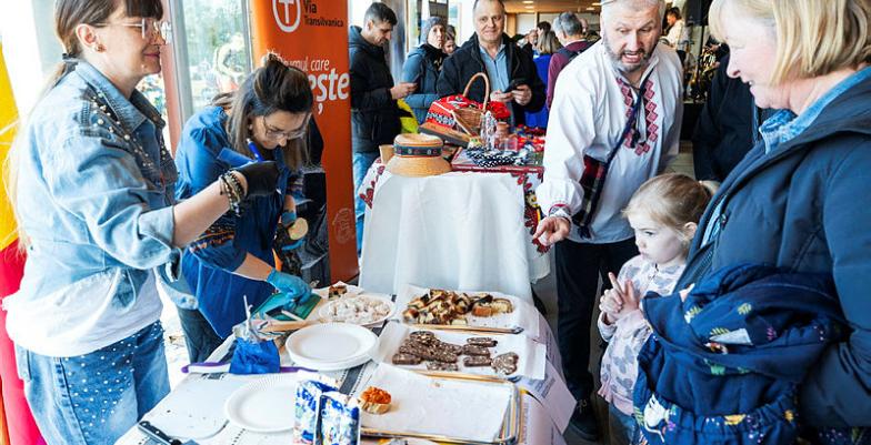 Picture of people receiving snacks at a Romanian booth at Europe Day 2025