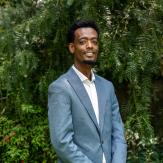 Youth man on a suit smiling to the camera