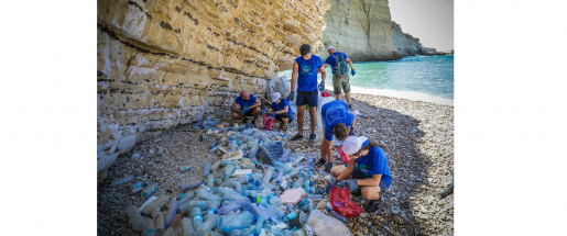 EU colleagues at a beach clean-up in Beirut in 2018. 