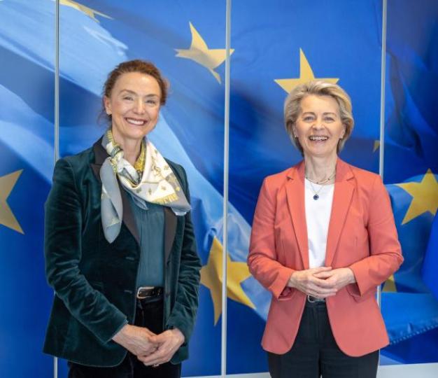 Close-up of Council of Europe Secretary-General Marija Pejčinović Burić and President of the European Commission Ursula von der Leyen in front of a blue background
