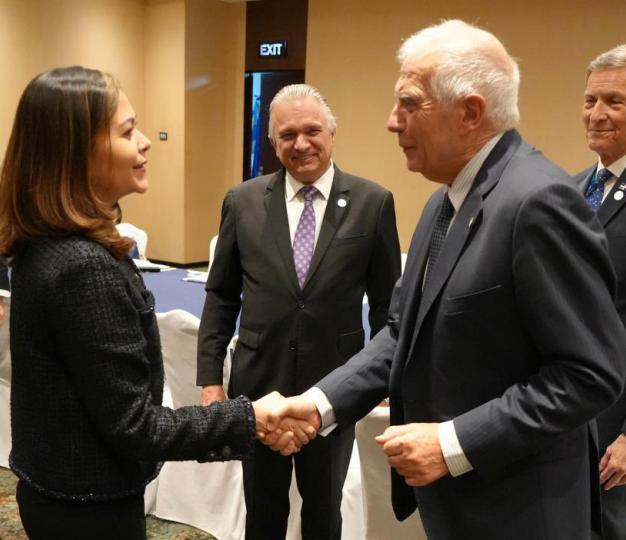 Canciller Tewaney saludando a Borrell y sus homólogos