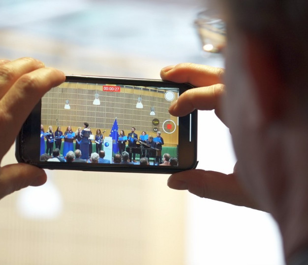 Mobile phone screen of a choir.