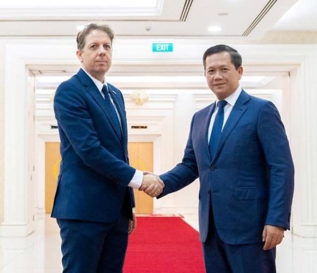 Ambassador Igor Driesmans and Cambodian Prime Minister Hun Manet