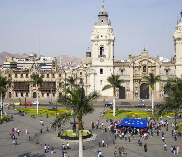 Bandera de la UE en Plaza de Armas de Perú