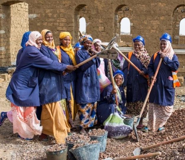 Au sud de la Mauritanie, des femmes suivent une formation en Eco-bâtiment dispensée par l’OIT, dans le cadre du Fond Fiduciaire de l’UE pour l’Afrique. 