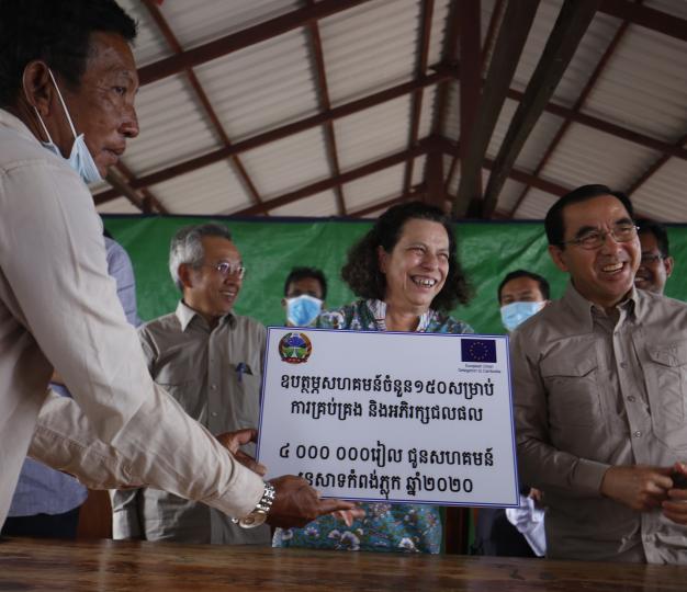 EU Ambassador Carmen Moreno & Cambodia’s Minister of Agriculture, Forestry & Fisheries Veng Sakhon, visited activities run by the EU-funded CAPFISH programme, in Siem Reap province in October 2020.