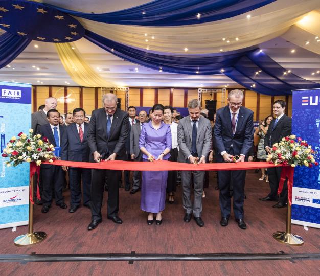 Representatives from the Cambodia’s Ministry of Commerce, the EU Delegation, and EuroCham cut the ribbon to open the First Euro Fair Cambodia 2018. 29 June 2018