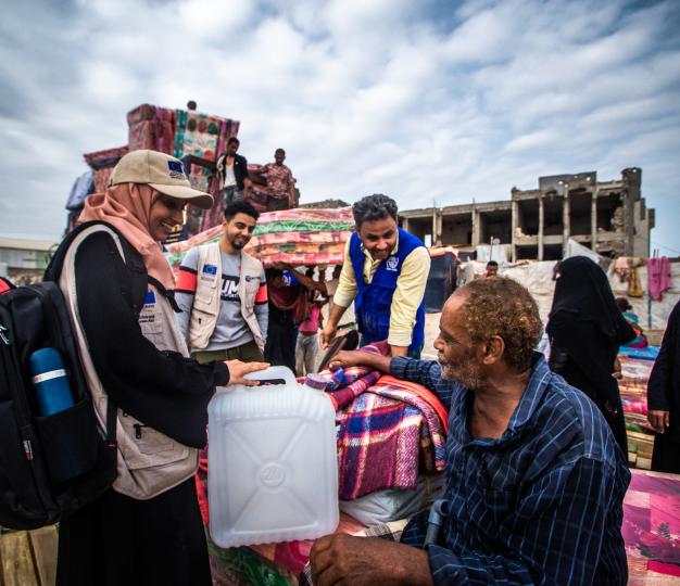 Abdulkarim, an IDP in Aden, receives basic shelter kit