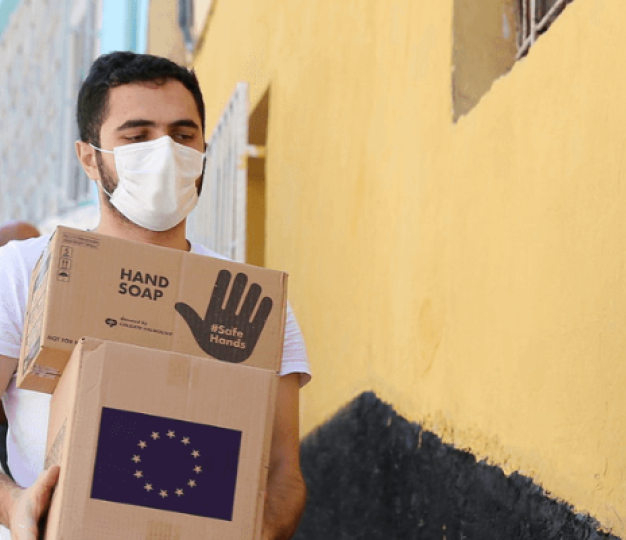 A worker form ECHO delivering aid for Syrian IDPs in the North West of Syria 
