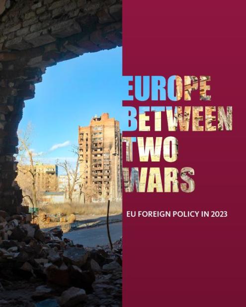 Title "Europe between two wars" with a destroyed building in the background